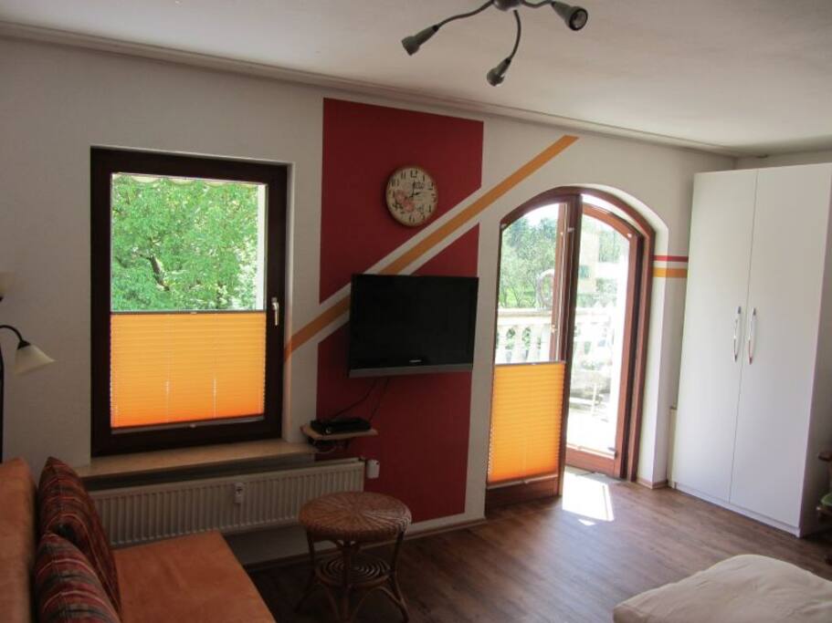 Wohn-/Schlafzimmer (Balkonbllick)