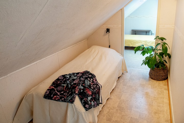 卧室配有两张单人床。