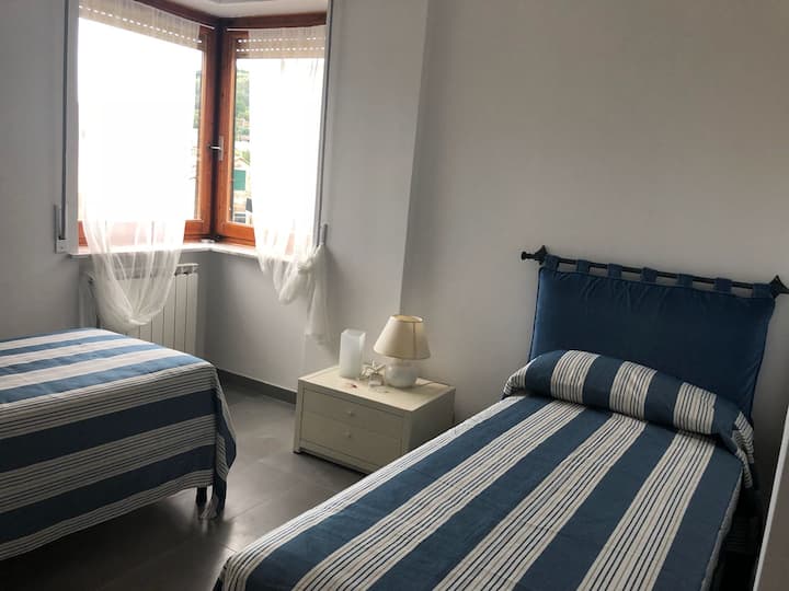 Dhomë gjumi 2 krevate tek dhe AJËR TË KONDICIONUAR