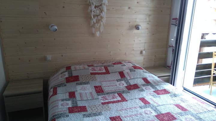 dormitorio con balcón 140 cama