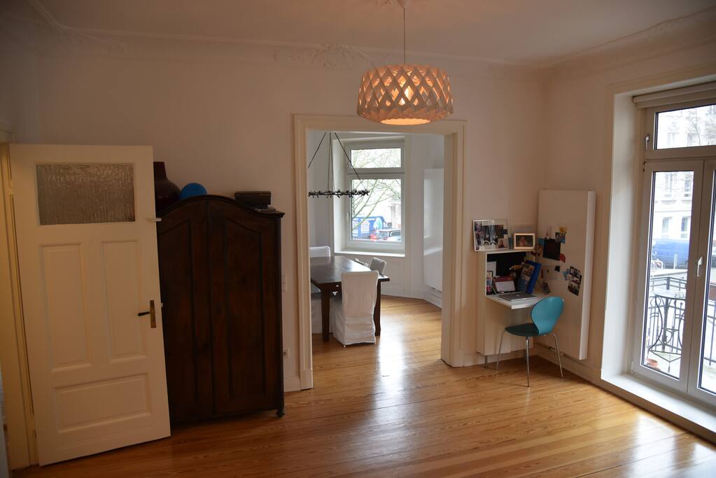 Wohnbereich mit Arbeitsecke // Living room and working corner