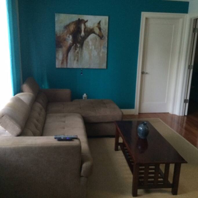 Cozy living room with sleeper sofa. Acogedora sala con comodo sofa-cama.