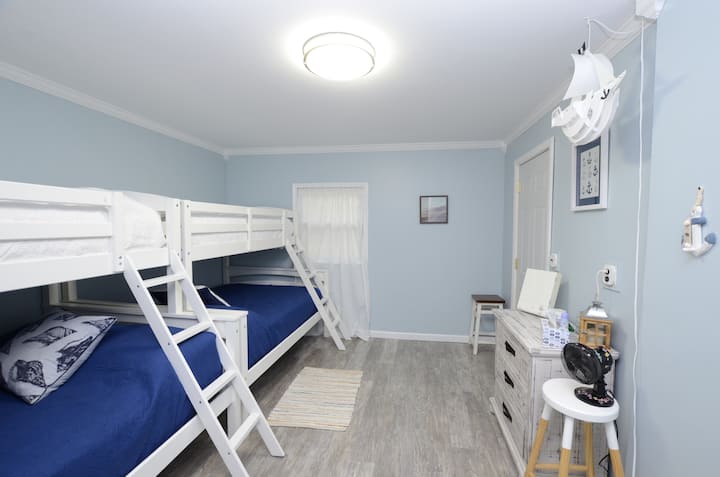 חדר שינה חדש לגמרי - שתי מיטות זוגיות רחבות ושתי מיטות זוגיות שמתאימות לילדים או לבני נוער ולמשפחות מרובות 