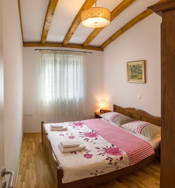 Një nga tre dhomat.
