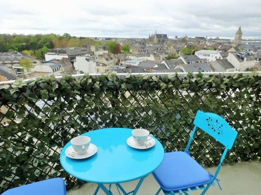 Par beau temps prendre le petit déjeuner ou le thé sur le balcon.