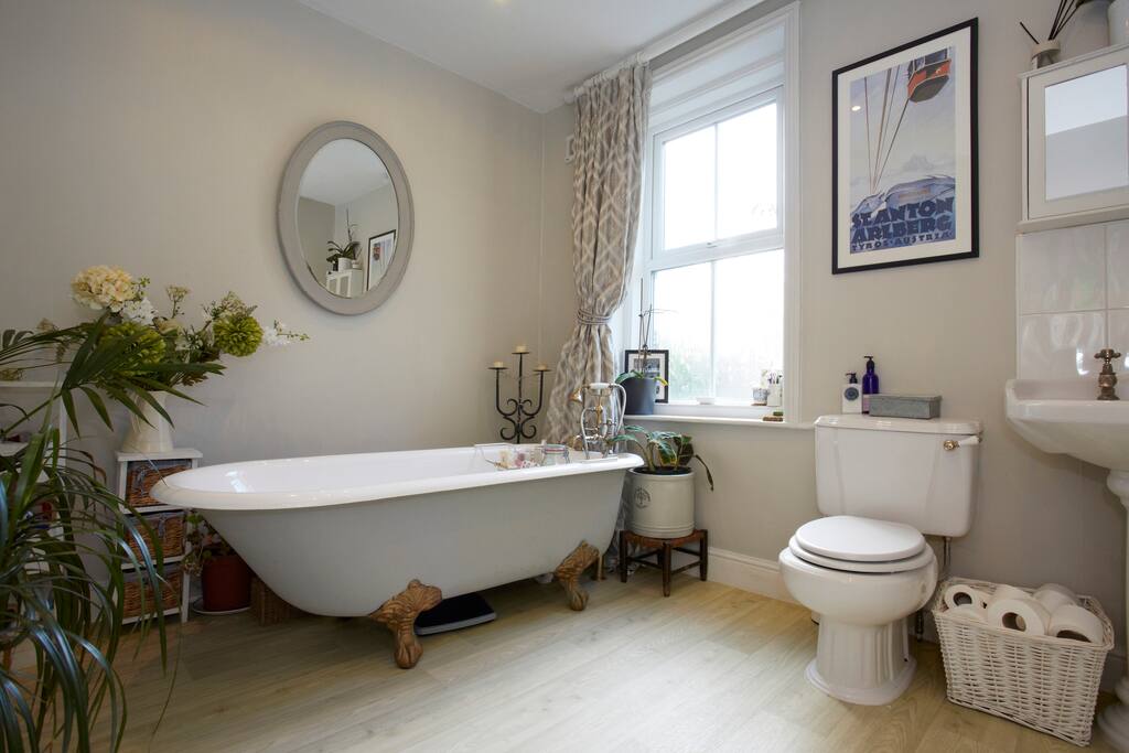 Guest private bathroom.