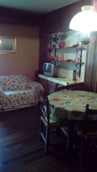 angolo monolocale con tv e poltrona letto