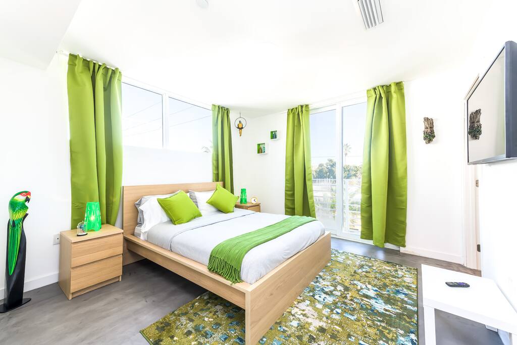 'Cactus' Queen Bedroom with Smart TV and en suite Bathroom