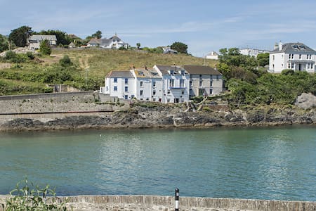 Mermaid Cottage, Right on the water's edge!