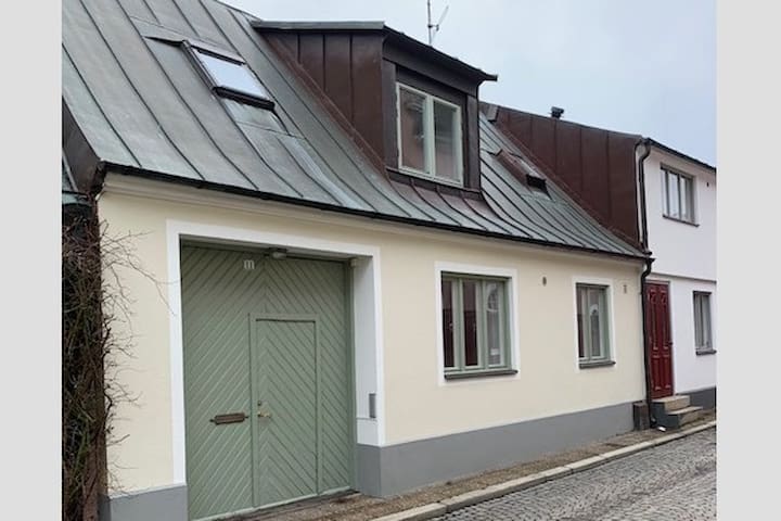 Mysigt gatuhus i gamla delen av centrala Ystad 【 DEC 2021 】 House in Ystad,  Sweden (3 Bedrooms, 1 Bathroom)