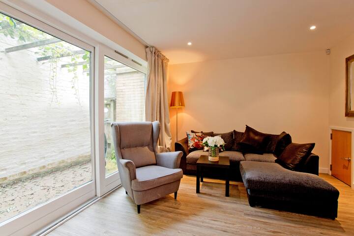 Luxurious and Modern 4 Bedroom House in gated development, moments away from Ladbroke Grove gallery image 4