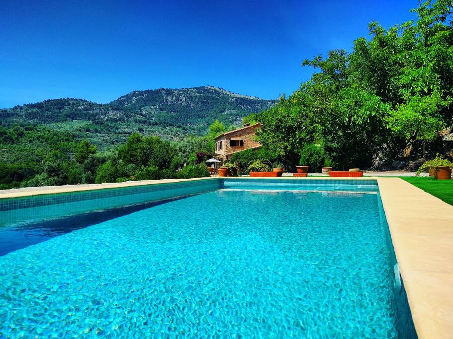 Fotografía de la propiedad vista desde la zona de la piscina.