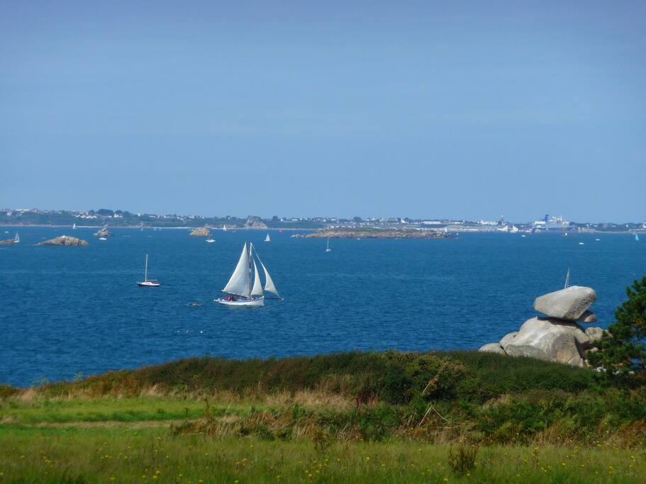 Vue imprenable sur la Baie de Morlaix depuis la maison et le jardin
