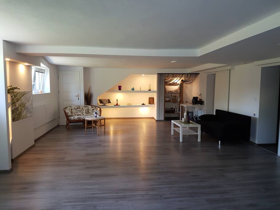 Wunderschönes, neu errichtetes Kellerapartment mit Terrasse. Ein Schlafzimmer mit Doppelbett, ein Badezimmer mit 2 Waschbecken und eine Dusche und WC, ein 40 m² großes Wohnzimmer mit provisorischer Küchenecke für Frühstück und einer Kochplatte. Wunderschöne Aussicht auf einen parkähnlichen Garten mit einer außergewöhnlichen Zirbelholz Jurte. Ausgesprochen ruhige Lage!