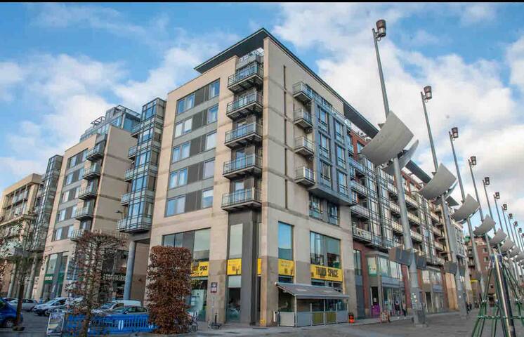 SMITHFIELD SQUARE SUPER 2 BED SPACIOUS APT 31C.. gallery image 3