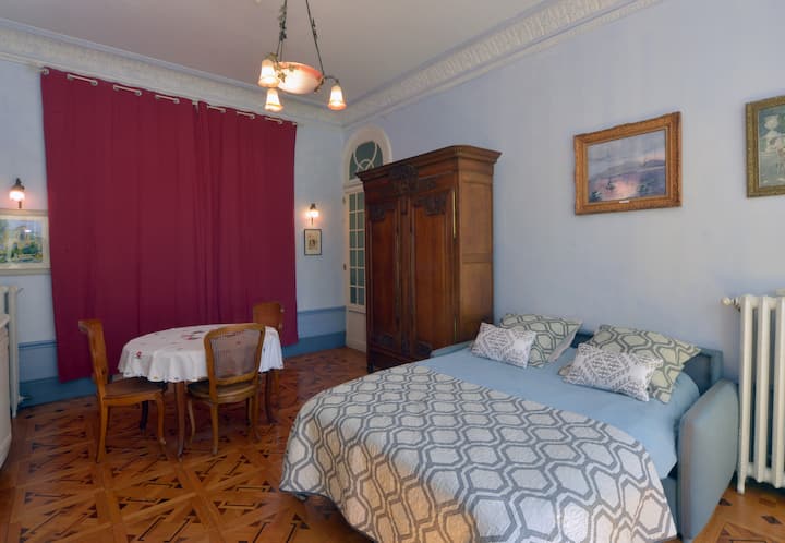 เลขที่ 10; ห้องนอน/ห้องนั่งเล่นจัสตินที่มีเตียง (Rapido) ขนาด 140 x 200 ซม.
อุปกรณ์เพิ่มเติม: เครื่องปรับอากาศแบบย้อนกลับได้ 