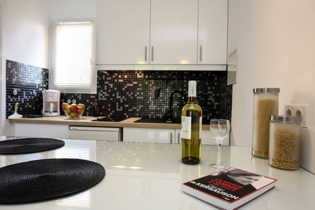 La cuisine du studio jardin. Ambiance contemporaine.