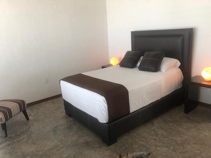 חדר נחמד עם מרפסת.