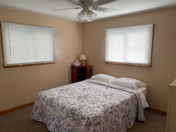 Ზემოთ საძინებელი (საწოლი 152 × 203 სმ).