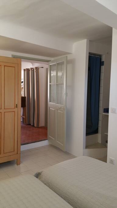 chambre avec 2 lits simples pouvant être rapprochés, salle de douche et toilettes séparés