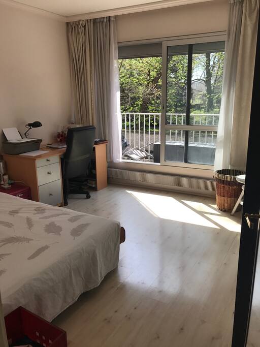 Chambre avec accès au balcon traversant