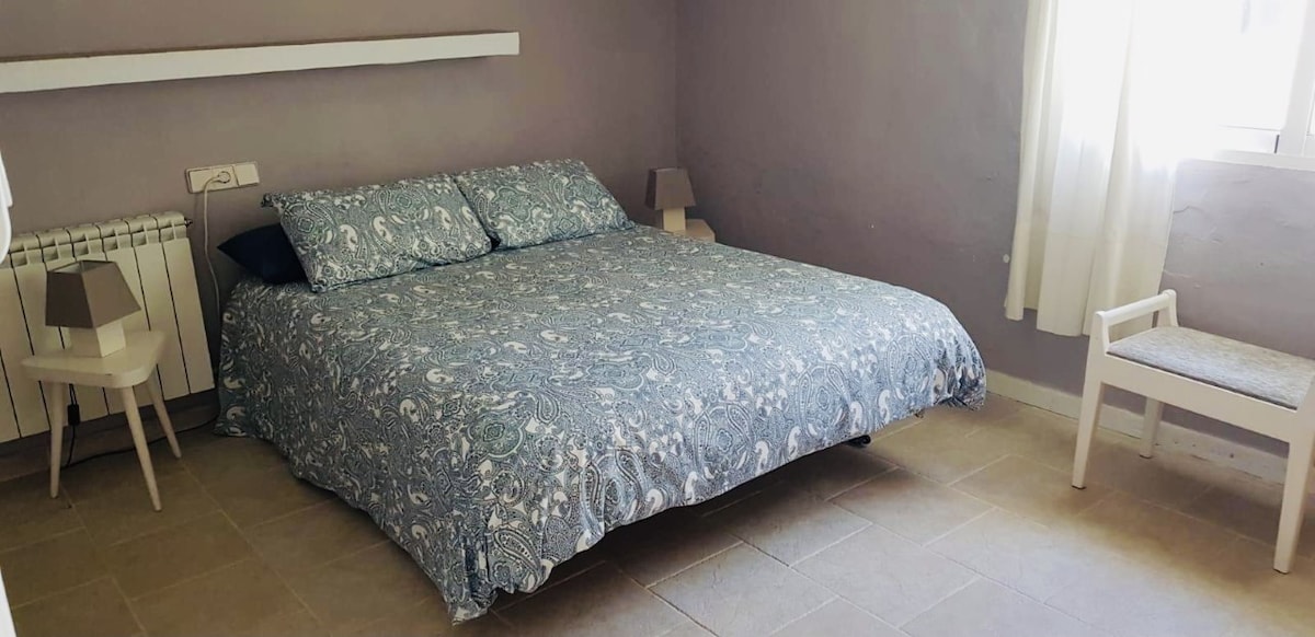 Izba s malou manželskou posteľou, klimatizáciou a umývadlom v izbe. Je možné pridať jednolôžko. 