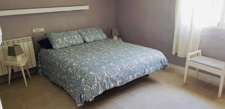 Ოთახი პატარა ორადგილიანი საწოლით, კონდიციონერით და ნიჟარით ოთახში. შესაძლებელია ერთი საწოლის დამატება. 