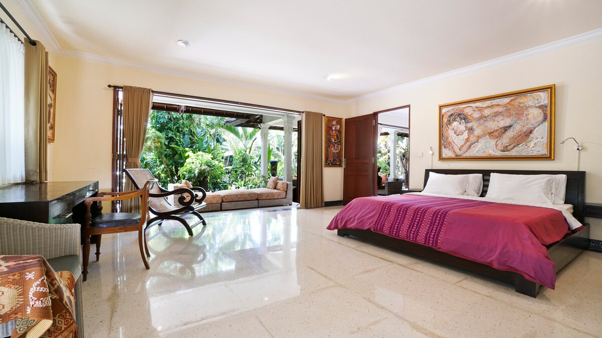 宽敞的主卧，可欣赏花园景观