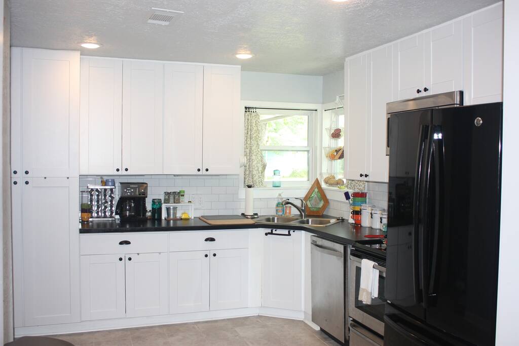 Kitchen: microwave, oven, dishwasher, coffee maker.