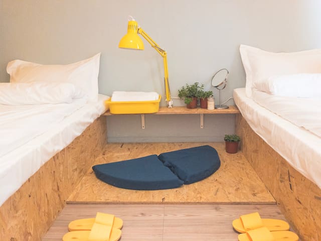 【莫妮卡小屋·云轻-3号房间】离解放碑200米,距地铁站入口50米,楼下超市与较场口夜市