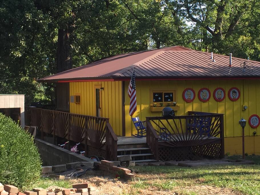 Tarvin's Yellow Submarine Houses for Rent in Ipava, Illinois, United