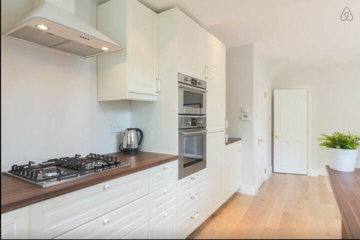 Light and Spacious 4 bed London Home Chiswick gallery image 3