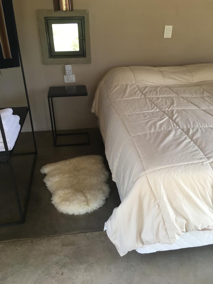 El colchón es marca Bed Time (Línea hotelería | nuevo )
Unidos por un pillow, es cama para dos o pueden separarse en dos camas individuales. 