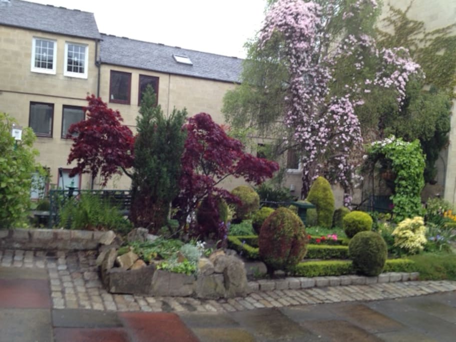 Entrance through the pretty garden