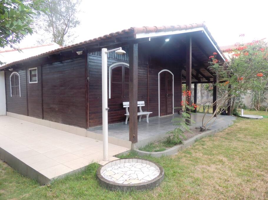 Casa com ducha, lava pés e extenso quintal gramado com pomar (árvores frutíferas).