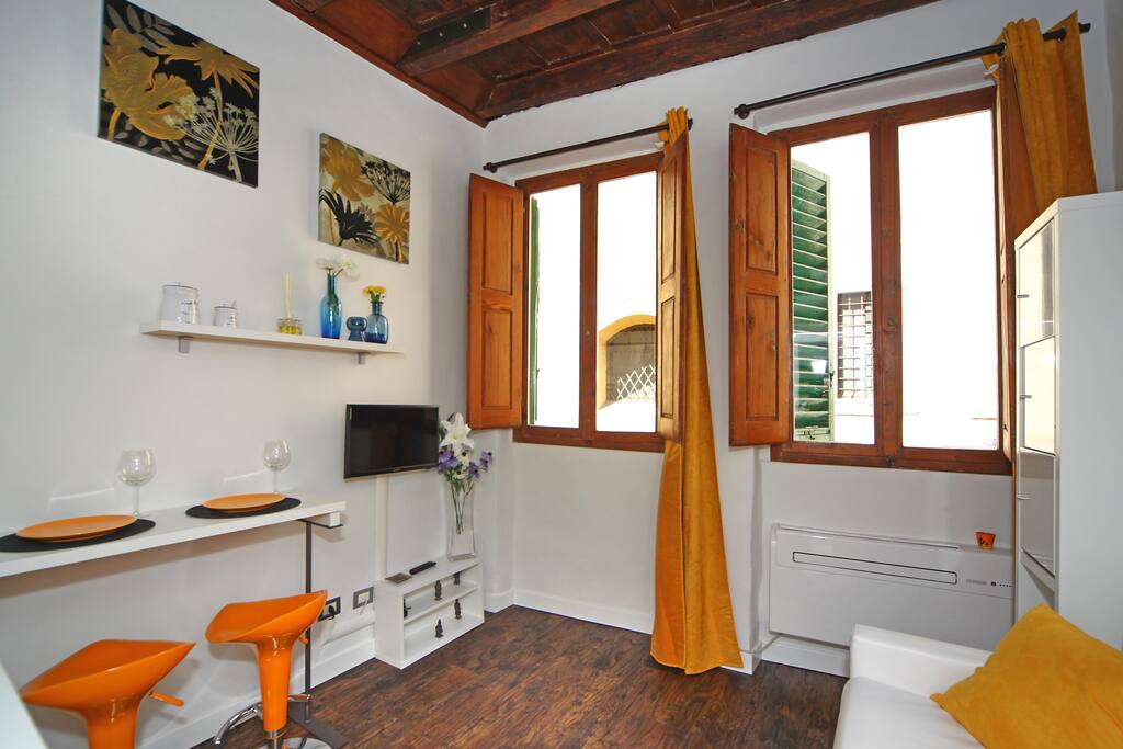 Luminoso soggiorno, cucina con divano letto!
