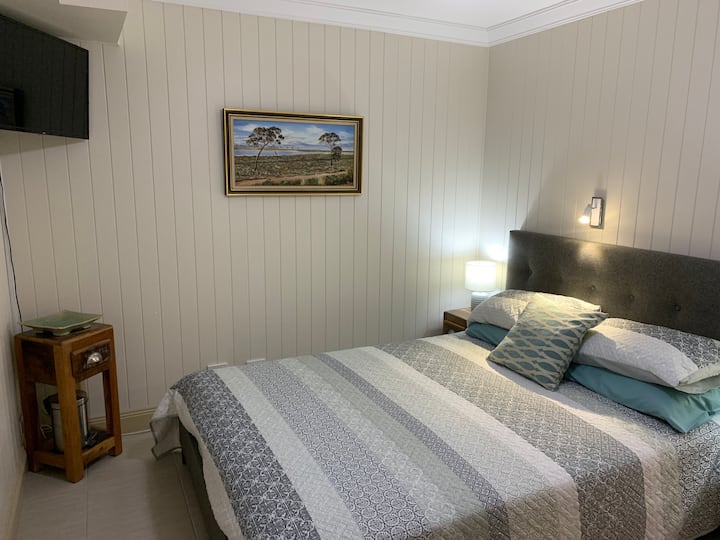 Реновирана спалня и телевизор.