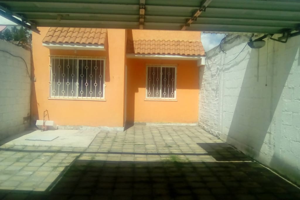 Patio y estacionamiento