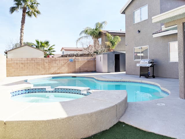 Huge Luxury Estate with 5 Bedrooms and Pool! gallery image 3