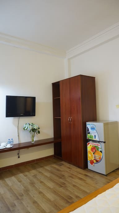 Fridge, closet & TV