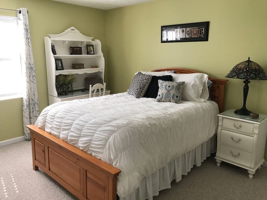 Guest Bedroon (Queen)