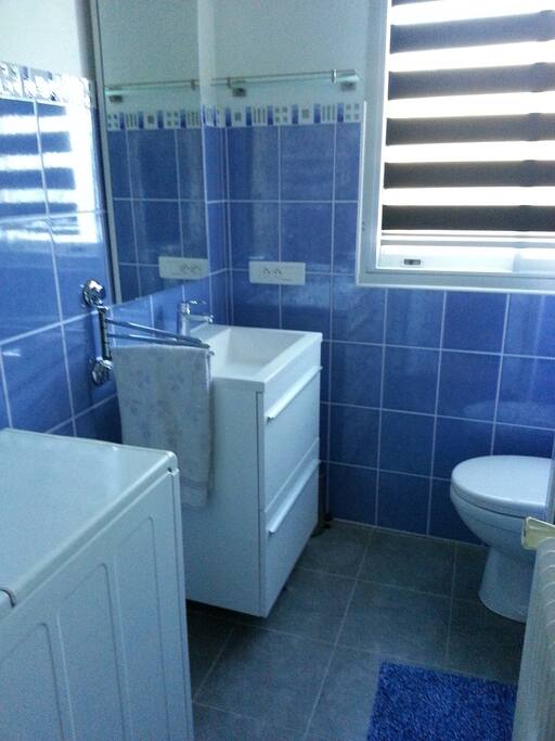 salle de bain avec fenêtre lave linge belle douche pièce toute neuve