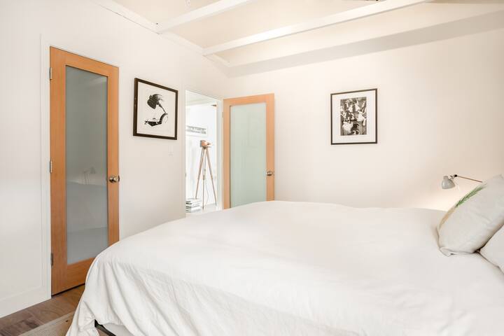 Quintessential Venice Beach Bungalow with Beautiful Yard gallery image 2