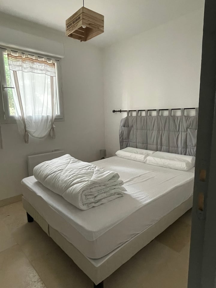 Chumba cha kulala cha 2 (kitanda cha 140) mto 60*60 vitanda vya bunk vilivyo karibu na WARDROBE 2 inayobeba hangers (10), godoro na mlinzi wa duvet kwa kitanda cha 140