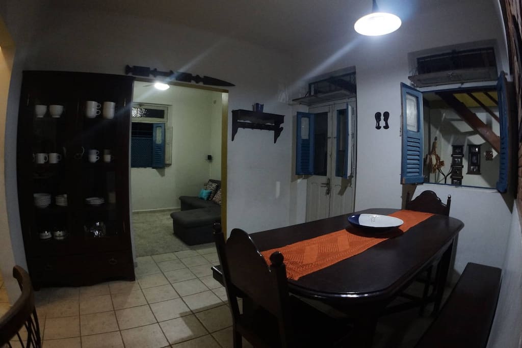 Suite de jantar com acesso a sala de estar e TV.