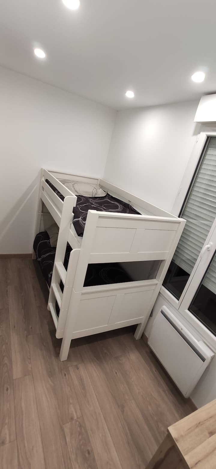 Planinska spavaća soba s krevetom na kat dimenzija 90x190 cm , ormarom i komodama