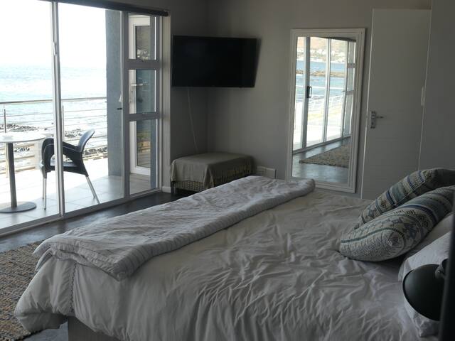 Gordon’s Bay Beachfront – house ON the beach – gallery image 5