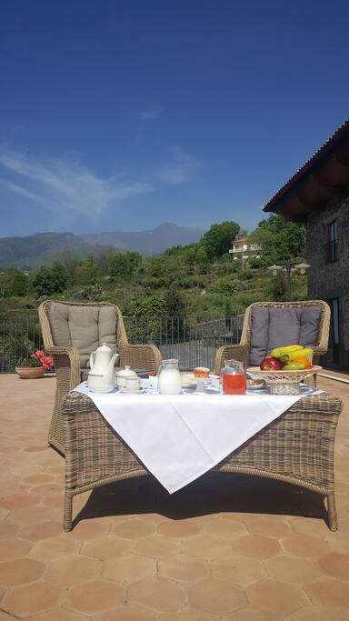 COLAZIONE IN TERRAZZA VISTA ETNA