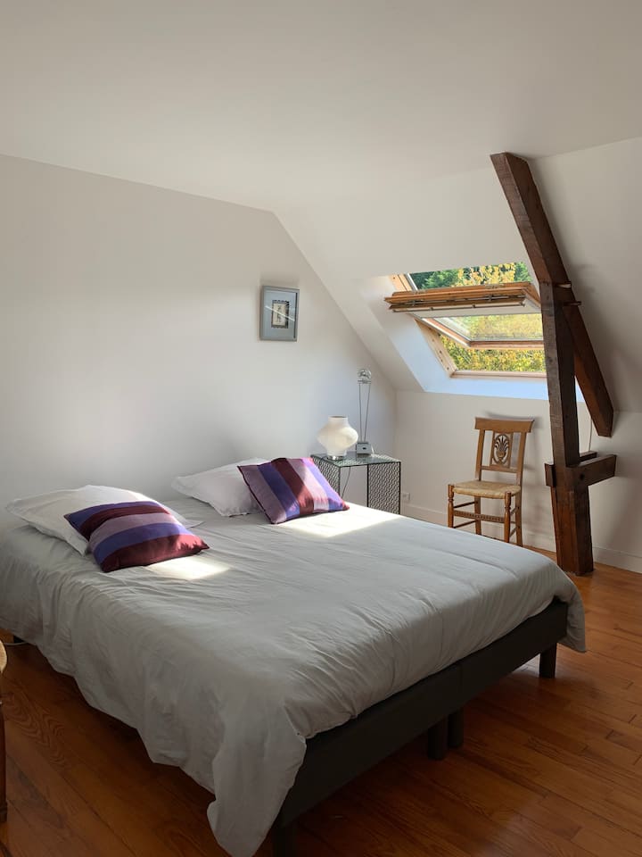 1-ე საძინებელი ზემოთ 160 სმ საწოლით