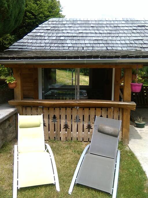 Petit coin tranquille pour se détendre avec un spa, chaises longues...